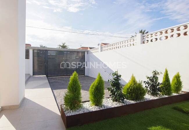 Spacious Villas on a Large Plot with Pool in Torrevieja 8