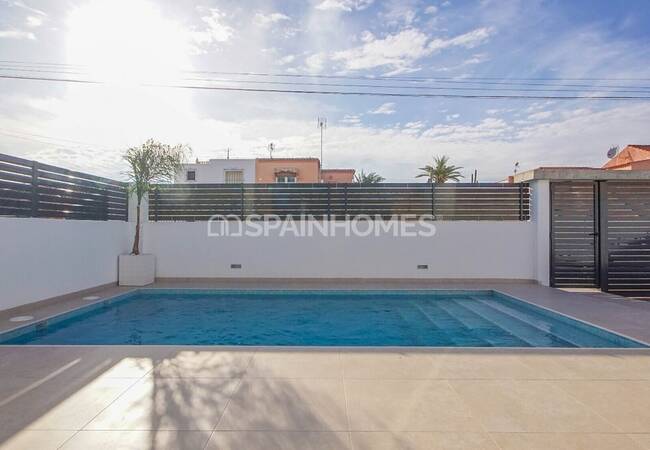 Spacious Villas on a Large Plot with Pool in Torrevieja 9