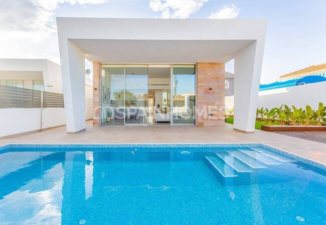 Torrevieja'da Özel Yüzme Havuzlu Şık Tasarımlı Villalar