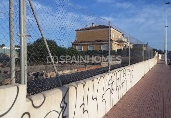 Torrevieja'da Günlük Olanaklara Yürüme Mesafesinde Satılık Arsa 4