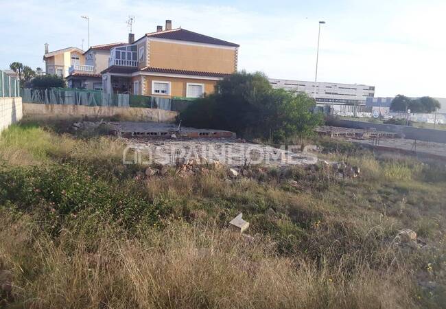 Torrevieja'da Günlük Olanaklara Yürüme Mesafesinde Satılık Arsa