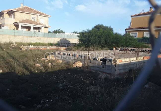 Torrevieja'da Günlük Olanaklara Yürüme Mesafesinde Satılık Arsa 1
