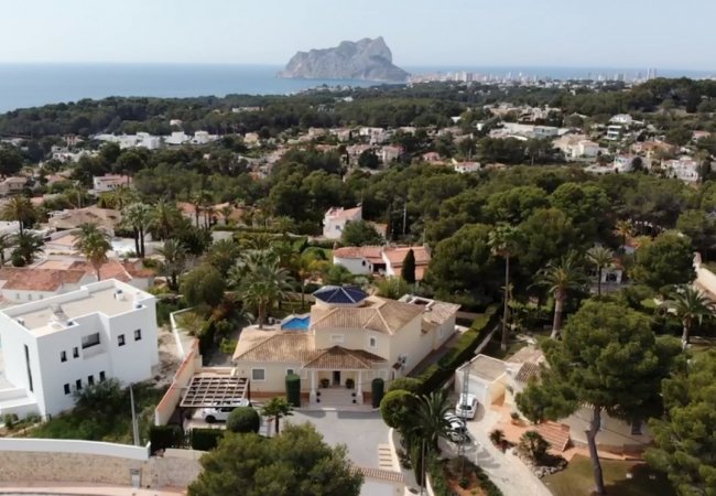 Alicante Benissa'da Golf Sahasına Yakın Deniz Manzaralı Villa