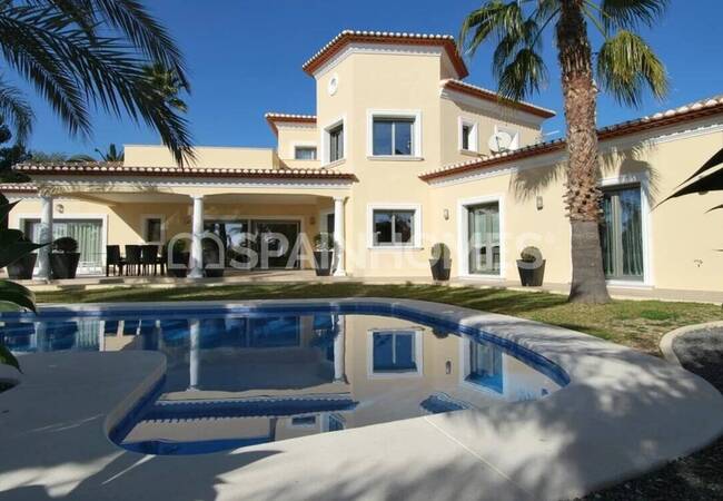 Alicante Benissa'da Golf Sahasına Yakın Deniz Manzaralı Villa 1