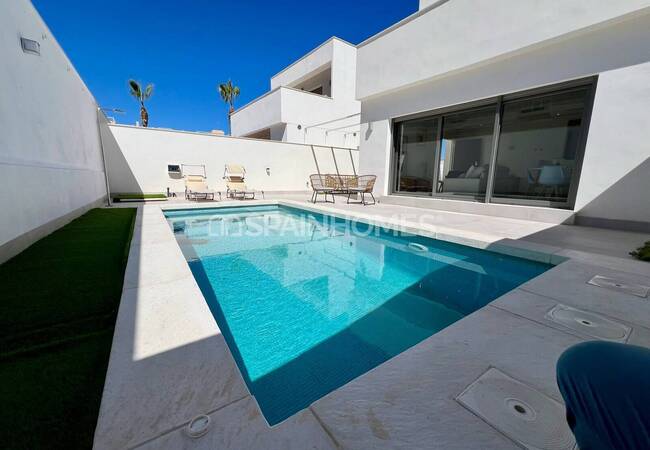 Orihuela Playa Flamenca'da Havuzlu ve Geniş Müstakil Villa 1