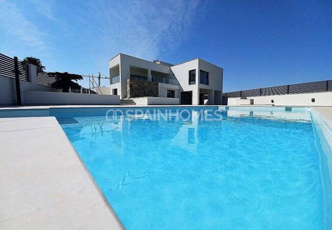 Beachfront Detached Villa with Private Pool in Torrevieja 3