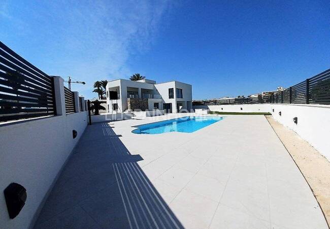 Beachfront Detached Villa with Private Pool in Torrevieja 4