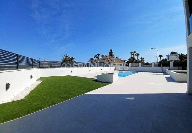 Beachfront Detached Villa with Private Pool in Torrevieja 7