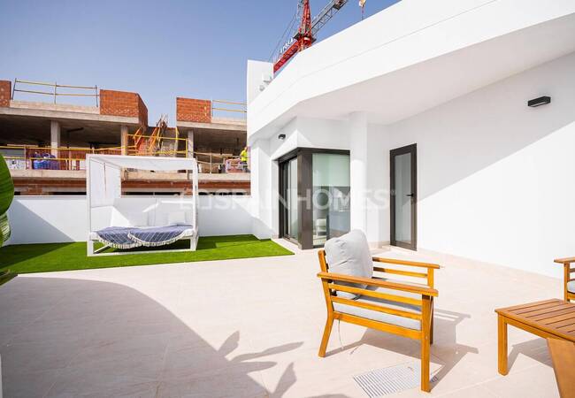 Torrevieja'da Özel Havuzlu Satılık Şık Tasarımlı Evler 13