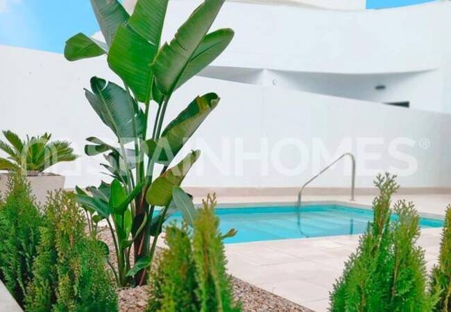 Torrevieja'da Özel Havuzlu Satılık Şık Tasarımlı Evler 3