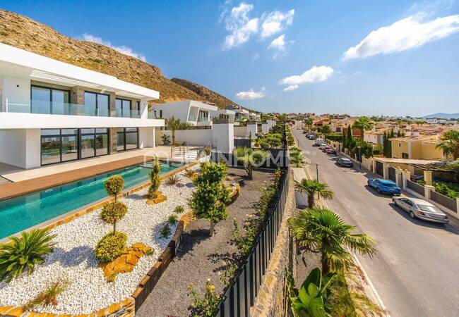 Finestrat'ta Plaja ve Şehre 5 Km Mesafede Lüks Villalar 3