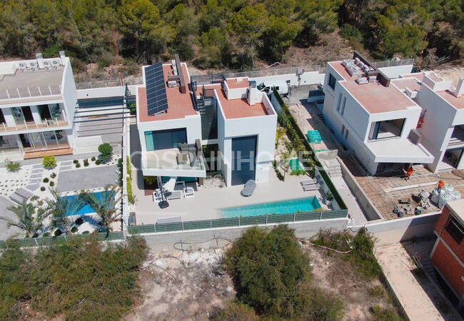 فيلات أنيقة مع حدائق ومسابح خاصة في أليكانتي لا نوسيا 4