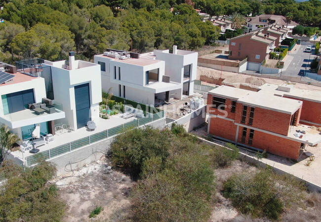 فيلات أنيقة مع حدائق ومسابح خاصة في أليكانتي لا نوسيا 3