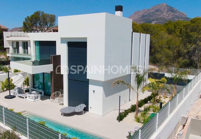 Stylish Houses with Private Gardens and Pools in La Nucia 1
