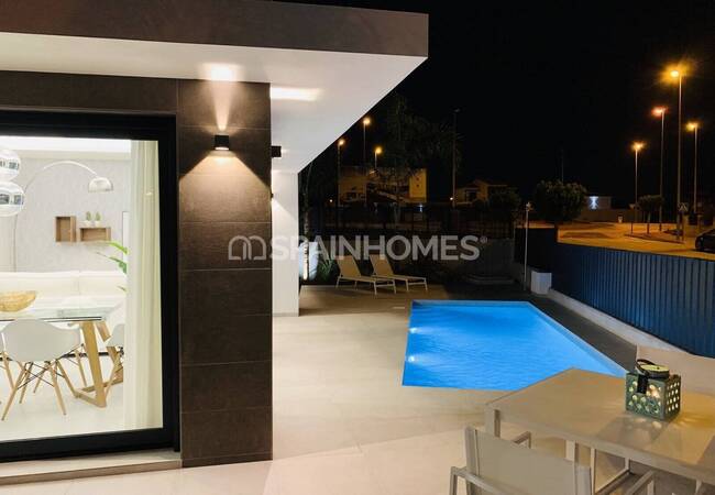 Luxe Villas with 3 Bedrooms and a Large Solarium in Daya Nueva 1
