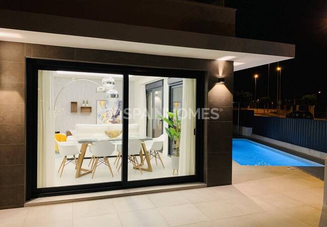 Luxe Villas with 3 Bedrooms and a Large Solarium in Daya Nueva 2