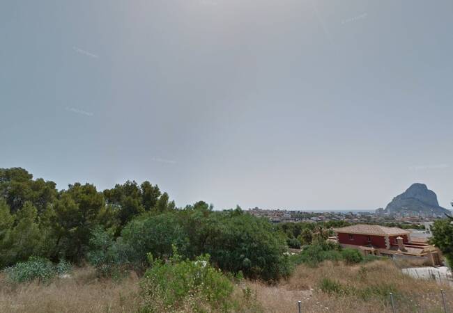 Alicante'de Yer Alan Calpe Sahil Kasabasında Geniş Arsa
