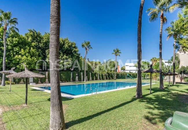 Alicante El Campello'da Sahile Yakın Havuzlu Sitede Geniş Villa 1