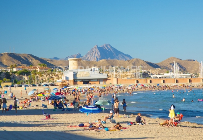 Alicante El Campello'da Sahile Yakın Havuzlu Sitede Geniş Villa 5