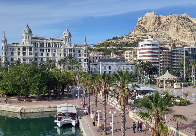 Alicante El Campello'da Sahile Yakın Havuzlu Sitede Geniş Villa 6
