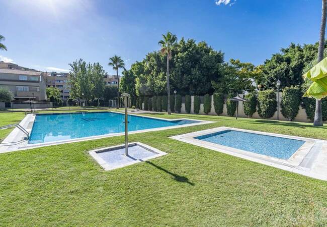 Villa Nearby Beach in Complex with Pool in El Campello Alicante