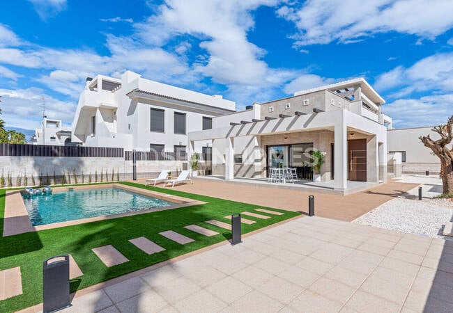 Ruime Villa's Met Natuursteen Effect Ontwerp In Rojales