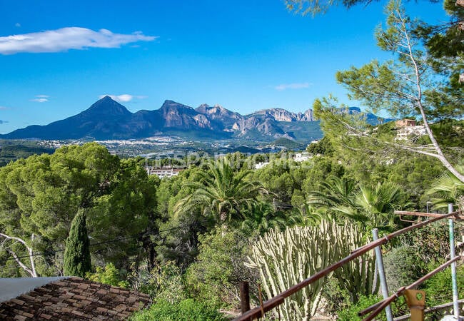 Villa with Open Sea and City Views in Altea, Alicante 6