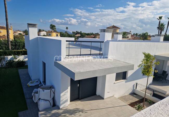 Houses in a Complex with Pool Near the Coast in Alicante 3
