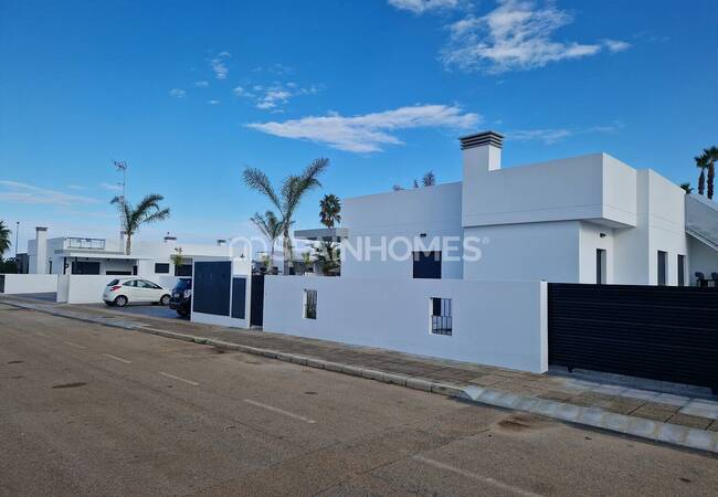 Houses in a Complex with Pool Near the Coast in Alicante 4