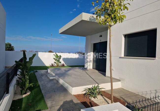 Houses in a Complex with Pool Near the Coast in Alicante 1