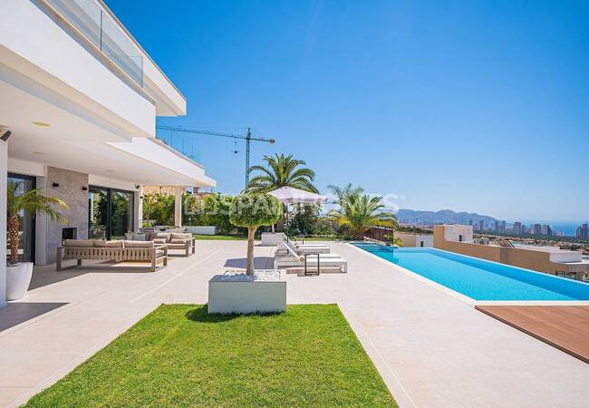 Finestrat Alicante'de Sahile Yakın Konumda Taşınmaya Hazır Villa