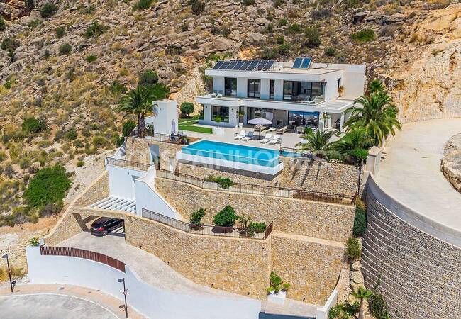 Finestrat Alicante'de Sahile Yakın Konumda Taşınmaya Hazır Villa 1