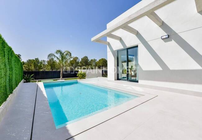 Finestrat'ta Sahile Yakın Bahçeli ve Havuzlu Müstakil Villalar 4