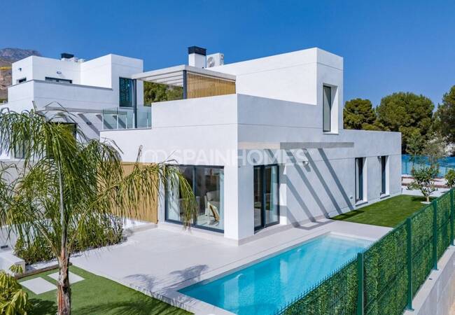 Finestrat'ta Sahile Yakın Bahçeli ve Havuzlu Müstakil Villalar 1