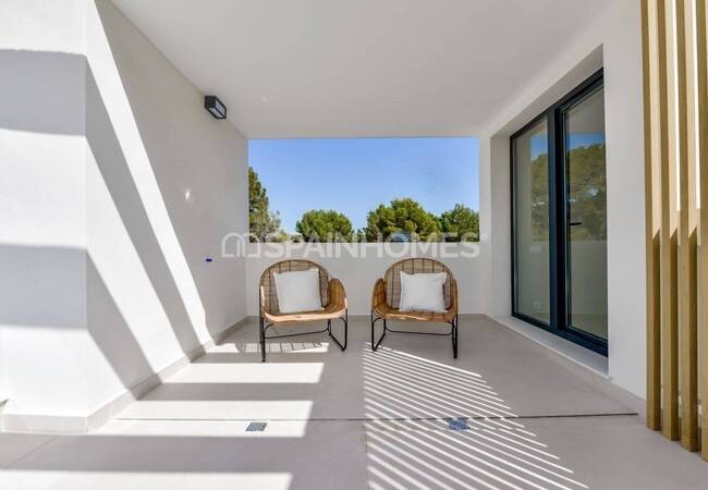 Finestrat'ta Sahile Yakın Bahçeli ve Havuzlu Müstakil Villalar 15