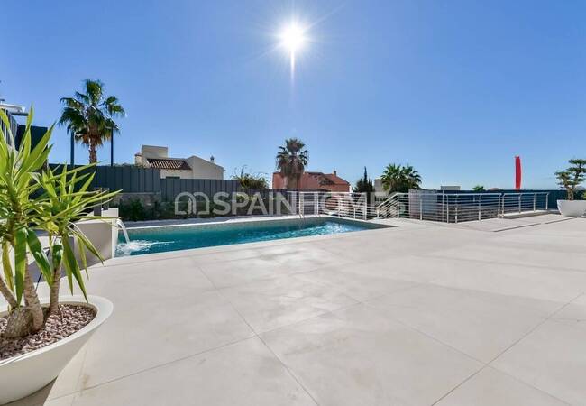 Key Ready Sea View Villa with 4 Bedrooms in Finestrat 1