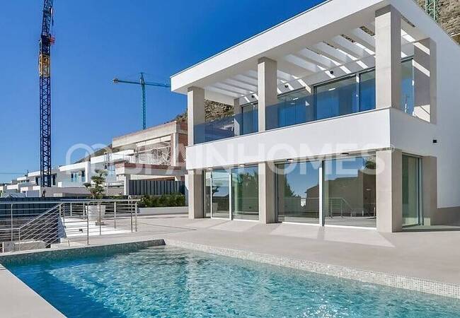 Key Ready Sea View Villa with 4 Bedrooms in Finestrat