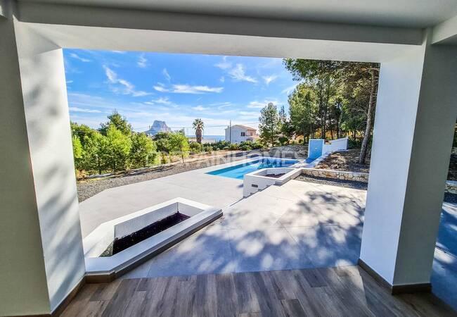 Calpe'de Deniz Manzaralı Geniş Bahçeli Taşınmaya Hazır Villa 9