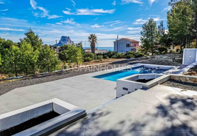 Calpe'de Deniz Manzaralı Geniş Bahçeli Taşınmaya Hazır Villa 10