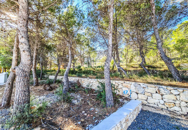 Calpe'de Deniz Manzaralı Geniş Bahçeli Taşınmaya Hazır Villa 2