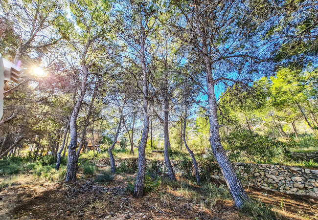 Calpe'de Deniz Manzaralı Geniş Bahçeli Taşınmaya Hazır Villa 3