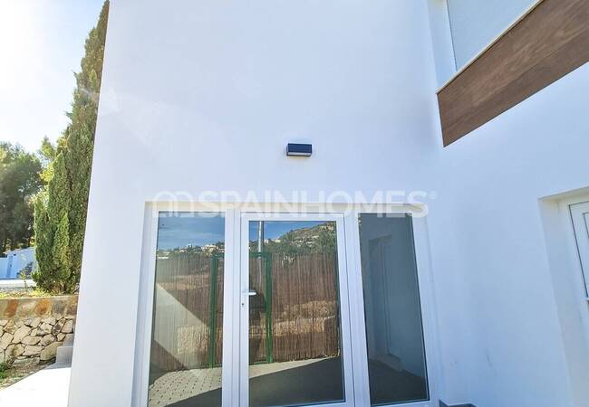 Calpe'de Deniz Manzaralı Geniş Bahçeli Taşınmaya Hazır Villa 20