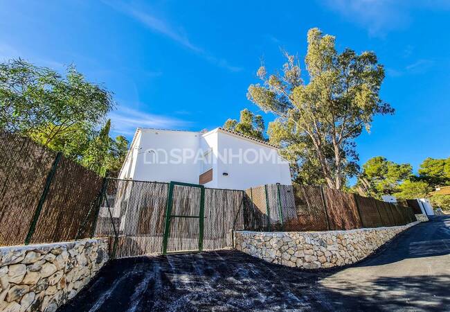 Calpe'de Deniz Manzaralı Geniş Bahçeli Taşınmaya Hazır Villa 4