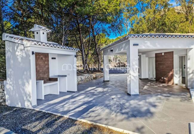 Calpe'de Deniz Manzaralı Geniş Bahçeli Taşınmaya Hazır Villa 6
