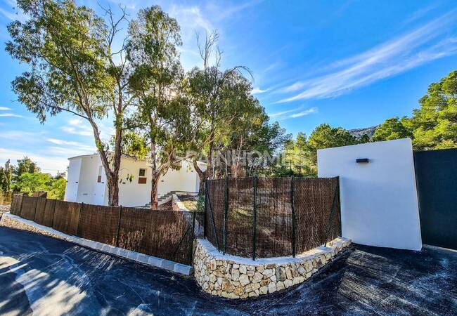 Calpe'de Deniz Manzaralı Geniş Bahçeli Taşınmaya Hazır Villa 13