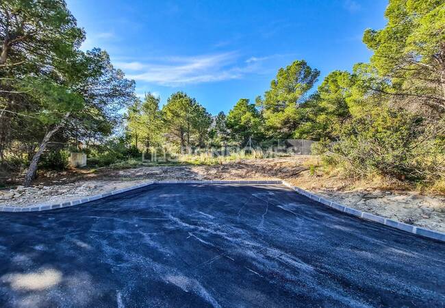 Calpe'de Deniz Manzaralı Geniş Bahçeli Taşınmaya Hazır Villa 16