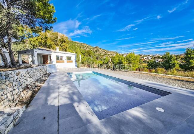 Calpe'de Deniz Manzaralı Geniş Bahçeli Taşınmaya Hazır Villa 12