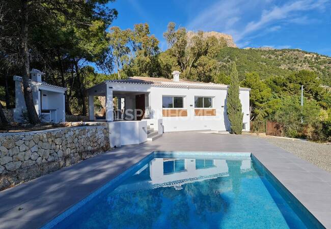 Calpe'de Deniz Manzaralı Geniş Bahçeli Taşınmaya Hazır Villa 14