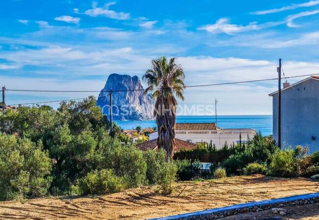Calpe'de Deniz Manzaralı Geniş Bahçeli Taşınmaya Hazır Villa 1