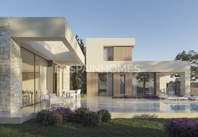 Detached House with a Wide Garden Near the Beach in Javea